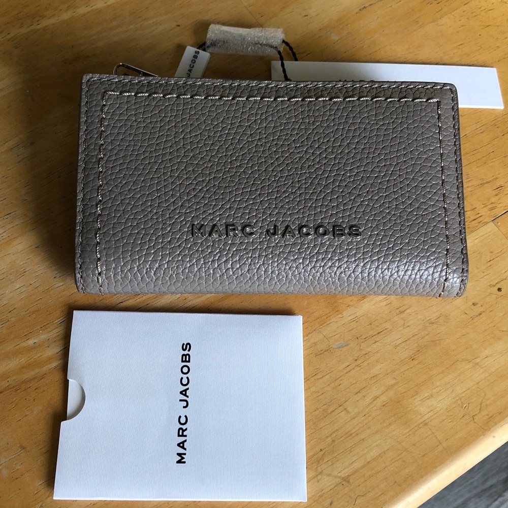 Marc Jacobs Concrete Pebbled Leather Slim Bifold Wallet Top Zip Pocket NWT